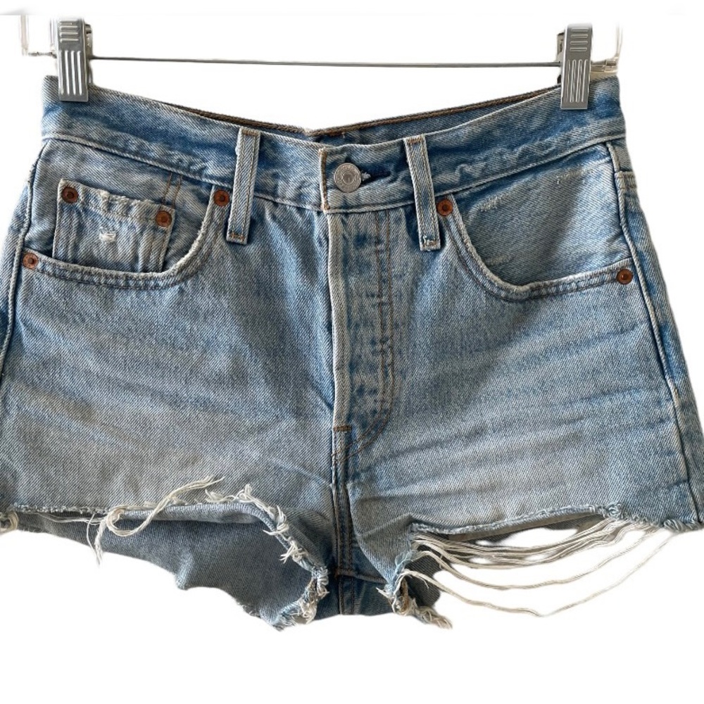 💛💛 4/$25 Levi’s big E super distressed denim shorts/ sz 25